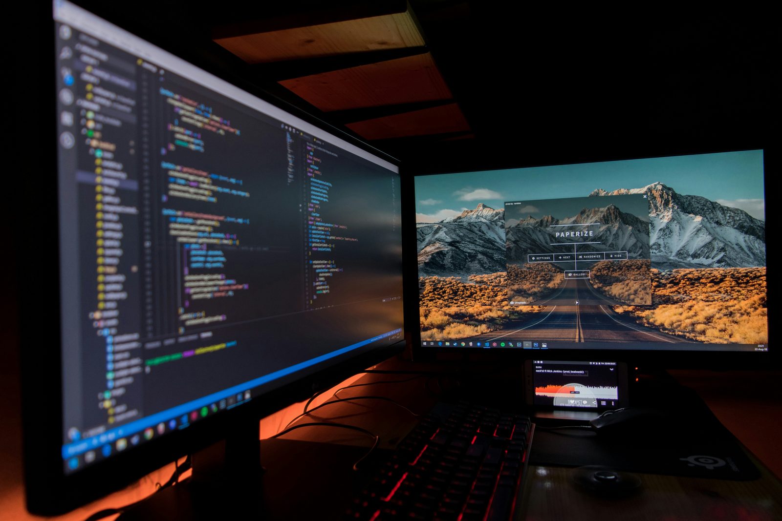 Poste de développement à double écran affichant du code
