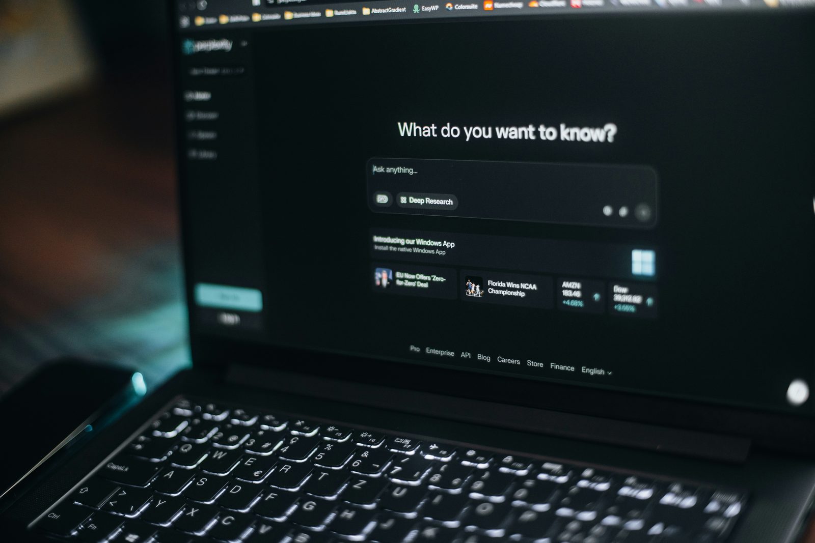 Écran d'ordinateur affichant un moteur de recherche par intelligence artificielle