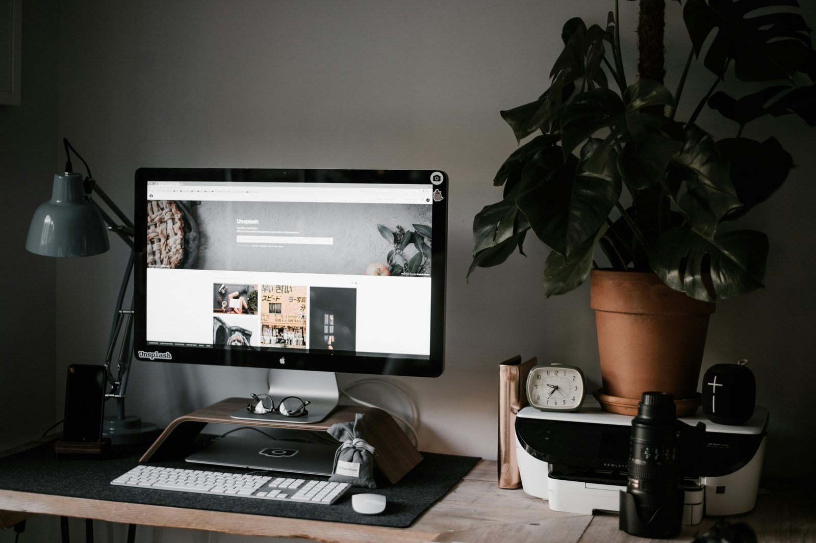 Ordinateur affichant un site web sur un bureau de créatif