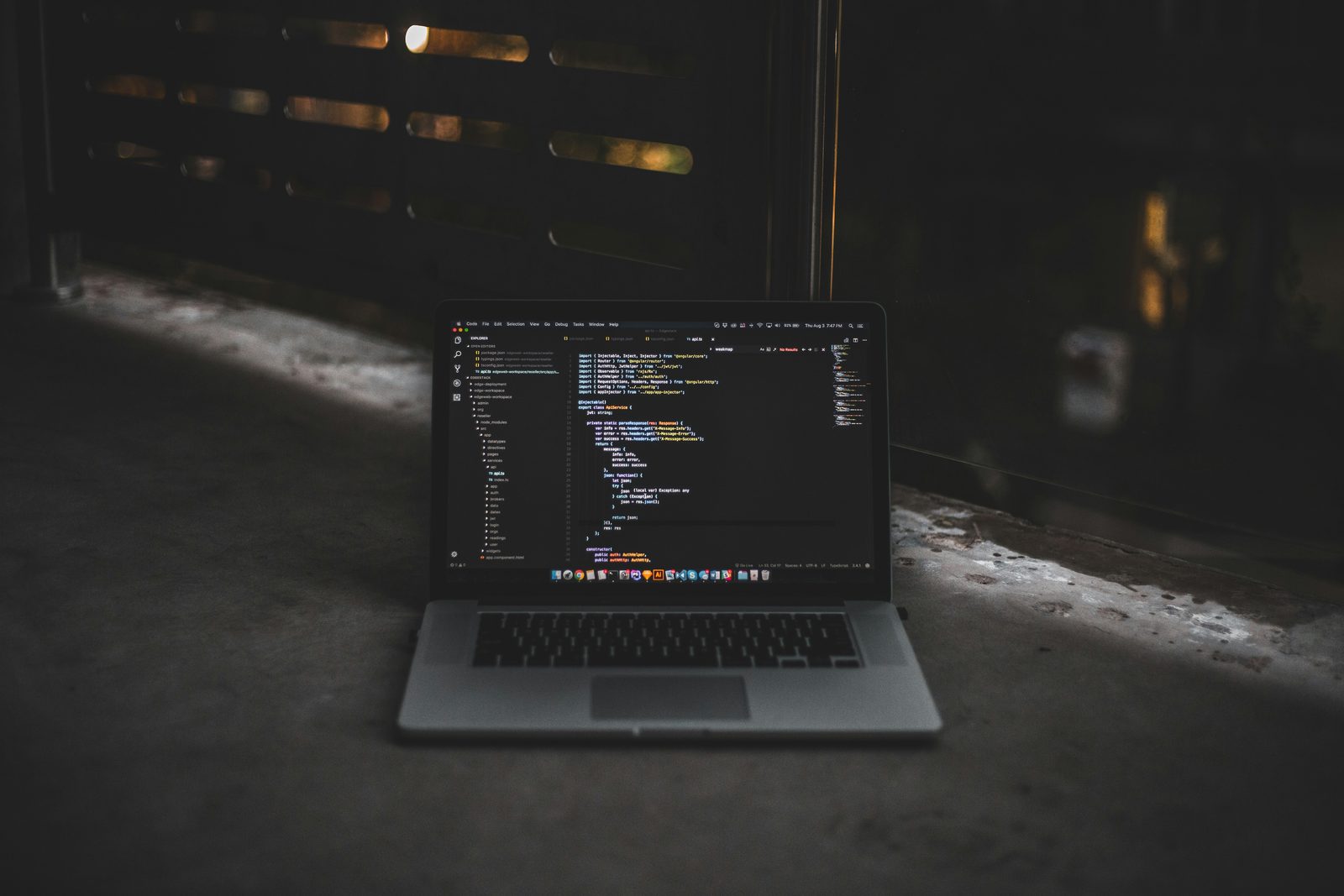 Ordinateur portable affichant du code, refonte d'un site web
